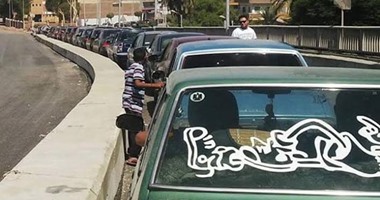"صحافة المواطن".. اصطفاف السيارات أمام محطات الوقود فى سوهاج