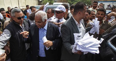 بالصور.. مسن يقبل يد المحافظ بعد إزالة إشغالات مترو حلوان.. ويؤكد: أنقذتنا من البلطجية