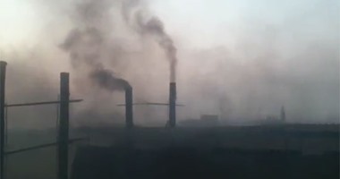 بالفيديو.. سكان ميت غمر يشكون الأدخنة الضارة لأحد مصانع الألمنيوم