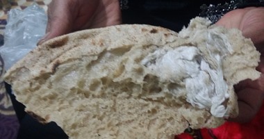 بالفيديو والصور.. مواطن يعثر على منديل كلينكس داخل رغيف خبز فى سوهاج