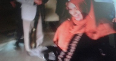 بالصور.. محافظ كفر الشيخ يسلم سيدة معاقة "كرسى كهربائى"