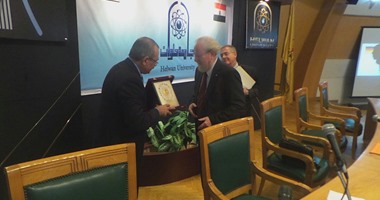 بالصور.. رئيس جامعة حلوان يكرم سفير الألمانى