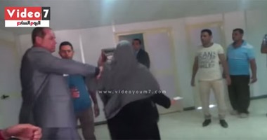 بالفيديو..رئيس حى المقطم يدفع سيدة حاولت مقابلة محافظ القاهرة:ياستى مش هيسمعك