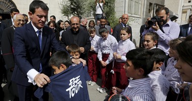 رئيس وزراء فرنسا يزور لاجئين سوريين وعراقيين بكنيسة "ماركا" بالأردن