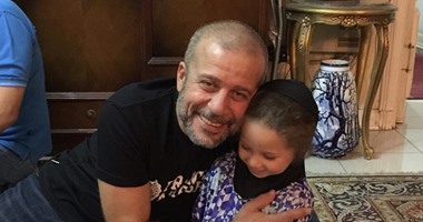 الفنان شريف منير ينشر صورًا له بصحبة حفيدته لارا