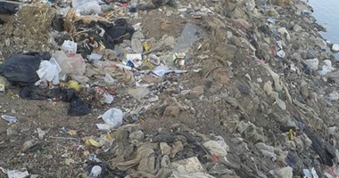 "صحافة المواطن".. تكدس القمامة على جانبى فرع النيل فى منطقة جديلة بالمنصورة
