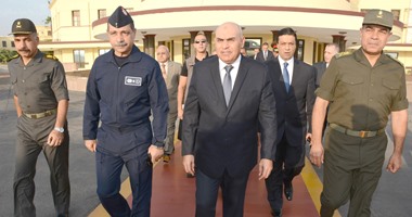 وزير الدفاع يغادر إلى مدريد لبحث أوجه التعاون العسكرى بين البلدين