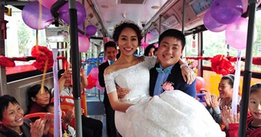 عروسان صينيان يقيمان حفل زفافهما بأتوبيس نقل عام.. جربى الفكرة فى فرحك