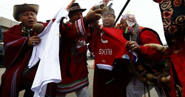 مشجعو بيرو يتسلحون بالسحر للحد من سرعة "سانشيز"