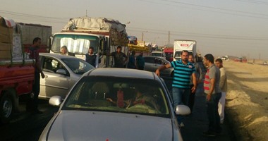 بالصور..أهالى ببنى سويف يقطعون الطريق أمام وزير النقل احتجاجا على هدم مقابرهم