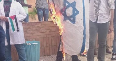 طلاب بالمجمع الطبى بالإسكندرية يحرقون على إسرائيل بجامعة الإسكندرية