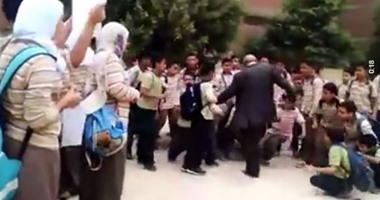 فيديو لمدير مدرسة الخصوص يضرب طلابا بالشلوت لتظاهرهم بسبب اغتصاب زميلتهم