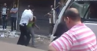 رواد مواقع التواصل يتداولون فيديو لضابط يعتدى بالضرب على سائق "توك توك"