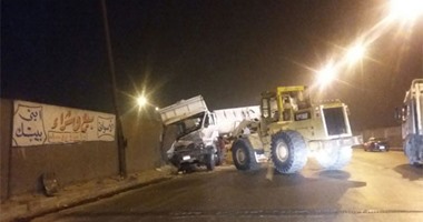 انقلاب سيارة نقل بمقطورة على طريق بورسعيد الإسماعيلية وإصابة شخص
