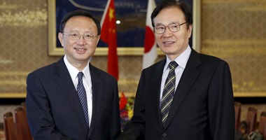 بالصور.. لقاء يجمع بين كبير الدبلوماسيين الصينيين ورئيس اليابان
