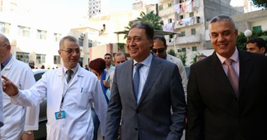 بالصور.. وزير الصحة يرفض استخدام مصعد مستشفى لإغلاقه أمام المرضى بالإسكندرية