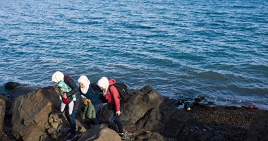 بالصور.. وصول دفعة جديدة من اللاجئين على شواطئ جزيرة ليسبوس اليونانية