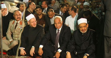 هتاف "تحيا مصر" داخل مسجد الحسين ومحاولات لتقبيل يد شيخ الأزهر 