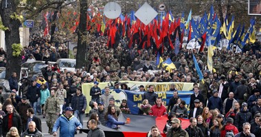 بالصور.. أنصار الأحزاب القومية يجوبون شوارع كييف بالملابس العسكرية