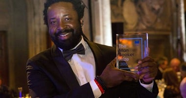 بالصور.. فوز الكاتب الجامايكى مارلون جيمس بجائزة "مان بوكر" البريطانية