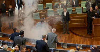 بالصور.. قادة المعارضة فى كوسوفو تطلق الغاز المسيل للدموع ورذاذ الفلفل بالبرلمان