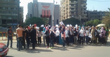 طلاب مدرسة جمال عبد الناصر بالفيوم يتظاهرون للمطالبة بإقالة المدير