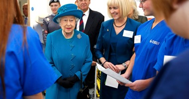 الملكة إليزابيث تفتتح مدرسة جديدة للطب البيطرى فى بريطانيا