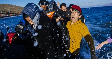 بالصور.. وصول عشرات المهاجرين بعد مواجهة الموت فى بحر إيجه إلى سواحل اليونان
