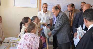 توزيع ألف حقيبة مدرسية و500 كرتونة مواد غذائية في أبو خلاد ببني سويف