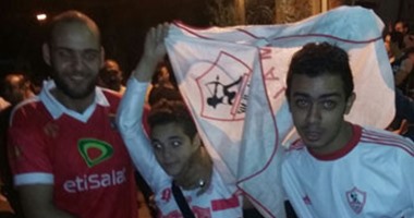 جماهير الزمالك والأهلى يحتفلان سويًا ببطولة السوبر فى المحلة