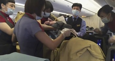 بالصور.. سيدة تايوانية تضع مولودها على متن طائرة صينية قبل موعدها بمساعدة الركاب