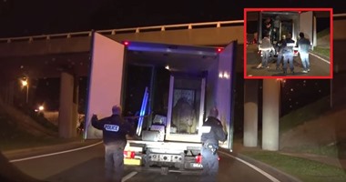 بالفيديو.. دب قطبى يفاجئ مهاجرين غير شرعيين داخل شاحنة اختبأوا فيها