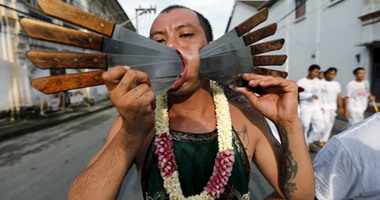 بالصور.. تايلانديون يطعنون وجوههم بالسكاكين فى احتفالات العيد "النباتى"