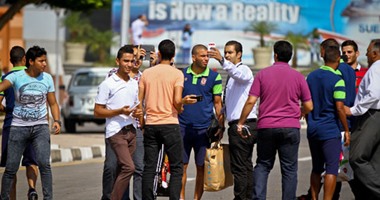 جمهور الأهلى يهتف لمتعب وغالى فى المطار