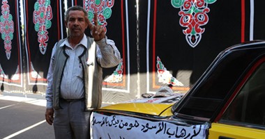 بالصور.. سائق يحول سيارته للوحة إعلانية ضد انتخاب السلفيين بالإسكندرية