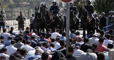 بالصور.. خيول جيش الاحتلال الإسرائيلى فى مواجهة المصلين الفلسطينيين