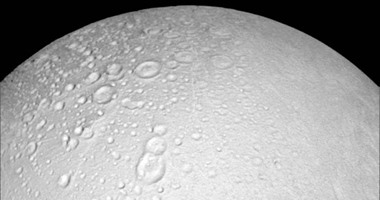 "ناسا" تنشر أحدث صور لـ"إنسيلادوس" قمر كوكب زحل