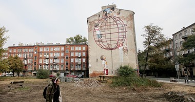 بالصور.. لعب وضحكات الأطفال فى جدارية على أقدم مبنى فى "وارسو" ببولندا
