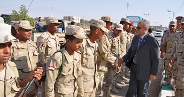 محافظ الوادى الجديد يتفقد جنود الجيش المشاركين فى تأمين الانتخابات