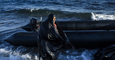 بالصور.. وصول مئات المهاجرين إلى المجر وسواحل اليونان بعد عبور بحر إيجه