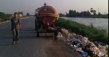 قارئ يرصد إلقاء سيارة صرف صحى مخلفاتها فى نهر النيل بالمنوفية