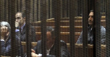 بالفيديو.. إيداع علاء وجمال قفص الاتهام بقضية التلاعب فى البورصة
