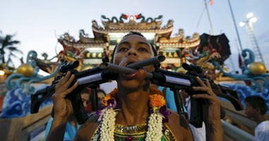 "تقطيع الوجوه".. أحد مراسم الاحتفال بالعيد النباتى السنوى فى تايلاند
