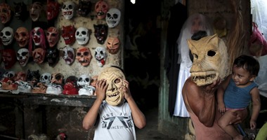 سكان نيكاراجوا يستعدون للمهرجان الشعبى السنوى بــ"قناع وجه الشيطان"