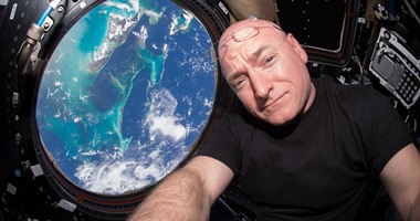 بالصور.. رائد فضاء يكسر الرقم القياسى للعيش فى الفضاء 383 يوما