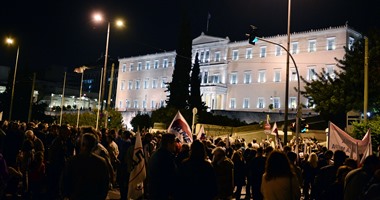 بالصور.. البرلمان اليونانى يوافق على قانون إصلاحى قبل مراجعة برنامج الإنقاذ