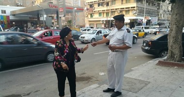 قوات أمن الإسكندرية توزع بطاقات لتشجيع المواطنين على المشاركة فى الانتخابات  