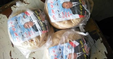 بالصور.. مرشح بأكتوبر يوزع الخبز مجانا على المواطنين بالمخالفة للقانون