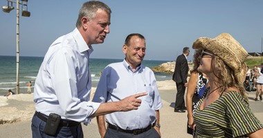 بالصور.. رئيس بلدية تل أبيب يصطحب عمدة نيويورك فى جولة على شواطىء إسرائيل