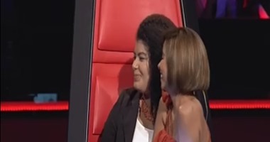 شيرين تجلس "على حِجر" متسابقة مغربية فى the voice